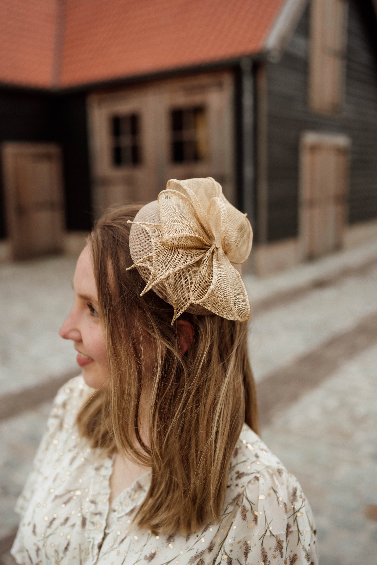 Fascinator Claire donkerbeige